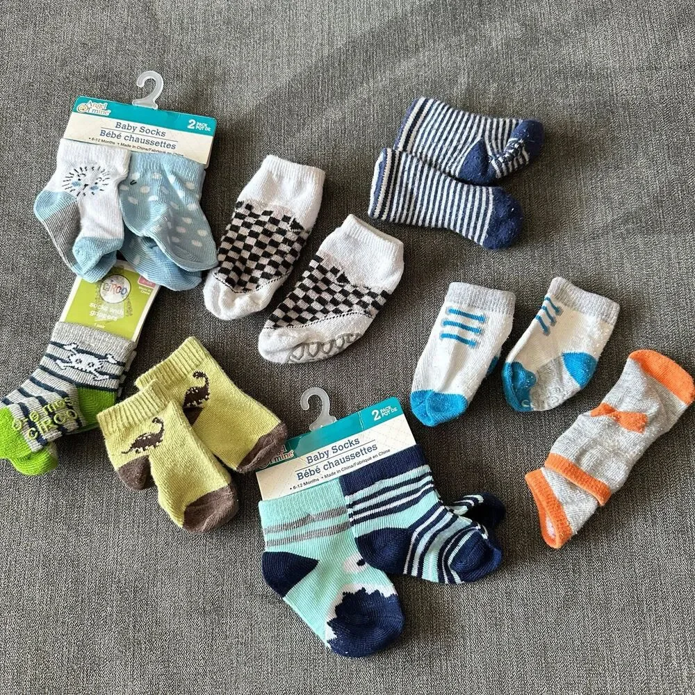 10 pair of infant socks gender neutral 0/6 and 6/12 vans carters circo and more